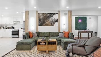 Smart TV, chimenea, futbolito y tenis de mesa