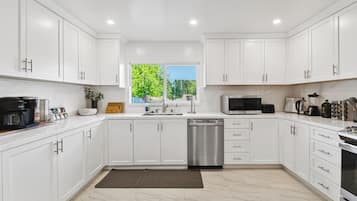 Kjøleskap, mikrobølgeovn, ovn og kokeplater