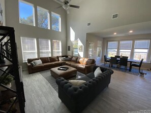 TV - Immaculate home in Johnson Ranch, pool gym park zipline and fishing pond (Bulverde)