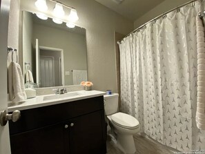 Hair dryer, towels, soap, toilet paper - Immaculate home in Johnson Ranch, pool gym park zipline and fishing pond (Bulverde)