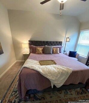 Iron/ironing board, WiFi, bed sheets - Immaculate home in Johnson Ranch, pool gym park zipline and fishing pond (Bulverde)
