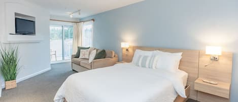 Desk, iron/ironing board, WiFi, bed sheets