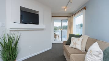 Televisie, een open haard en een tafeltennistafel