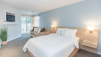 Een bureau, een strijkplank/strijkijzer, wifi, beddengoed