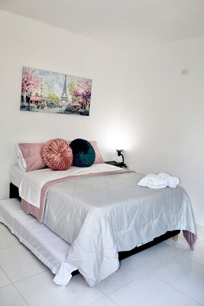 1 bedroom, iron/ironing board - Descubre L & J Suite: tu refugio en el corazón de El Carmen (Carmen Apicala)