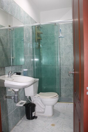 Towels, soap, toilet paper - Descubre L & J Suite: tu refugio en el corazón de El Carmen (Carmen Apicala)