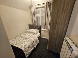 Iron/ironing board, WiFi, bed sheets - Golden Flame House (Reading)