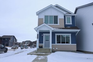 Exterior - 2-BR House | Perfect for Families & Small Groups (Edmonton)