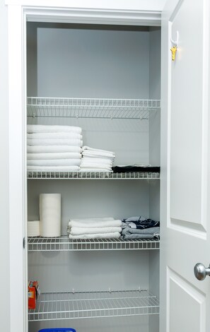 Interior - 2-BR House | Perfect for Families & Small Groups (Edmonton)