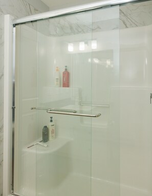 Regadera, secadora de cabello, bidet, toallas 