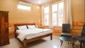 5 bedrooms, iron/ironing board, WiFi, bed sheets
