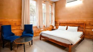 5 bedrooms, iron/ironing board, WiFi, bed sheets