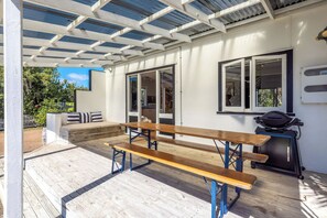 Outdoor dining - Sunny Oneroa - minutes from the village & beaches (Waiheke Island)