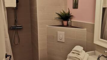 Dutxa, assecador de cabells, tovalloles i sabó