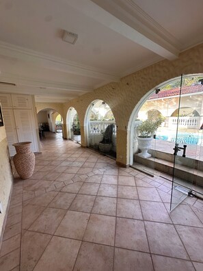 Interior - House in Guarujá with Pool and Hot Tub • Near the Beach (Guarujá)