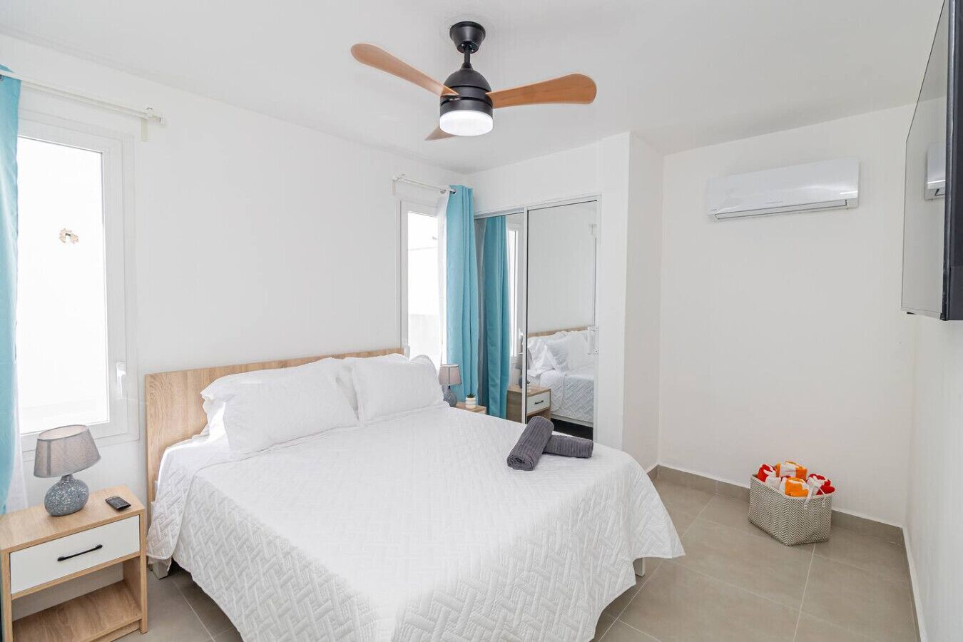 Schreibtisch, Bügeleisen/Bügelbrett, Reisekinderbett, WLAN