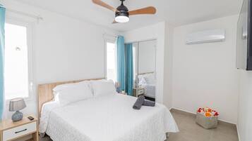 Schreibtisch, Bügeleisen/Bügelbrett, Reisekinderbett, WLAN