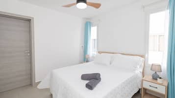 Een bureau, een strijkplank/strijkijzer, reisbedje, wifi