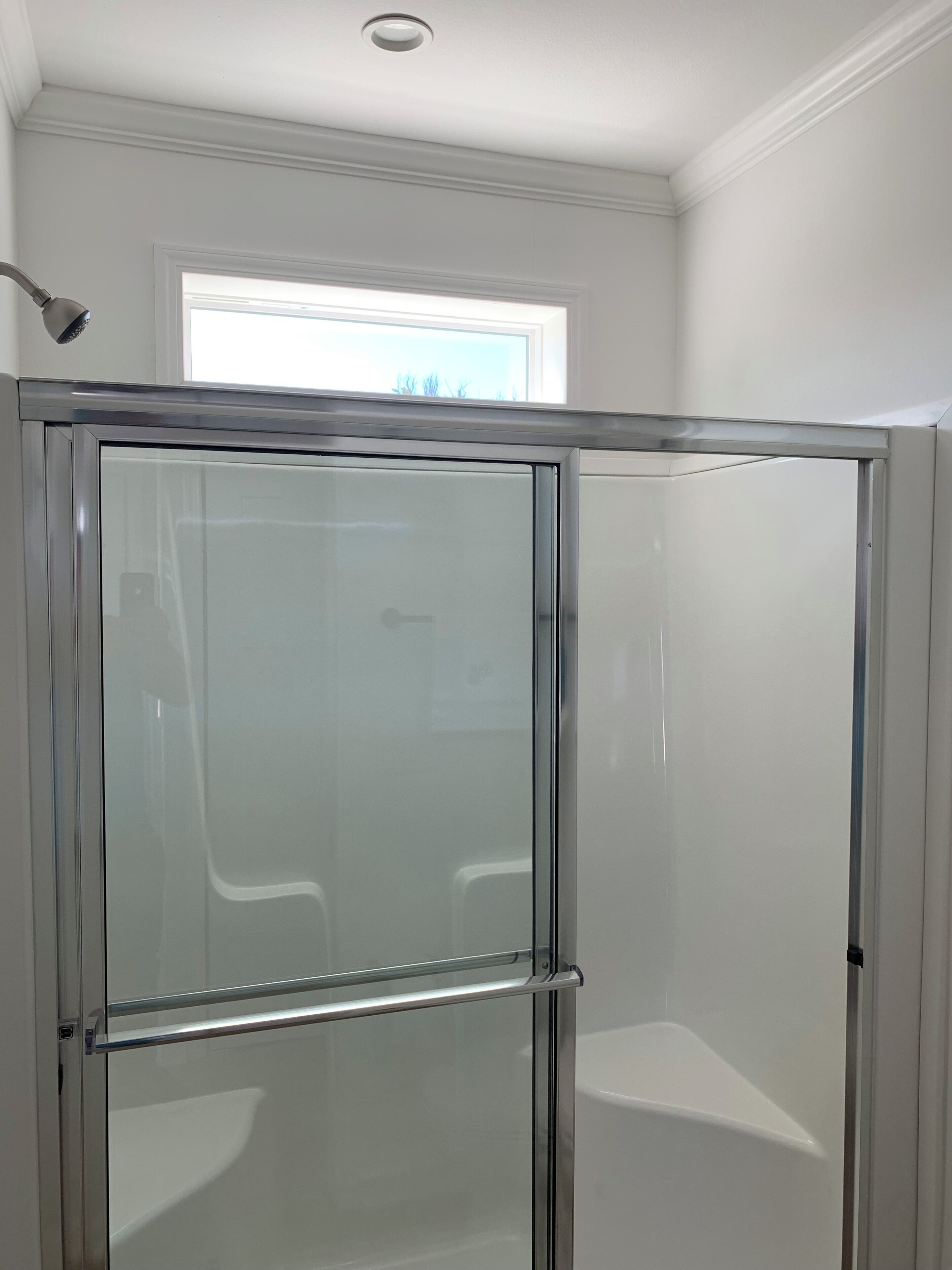 Douche, sèche-cheveux, serviettes fournies, savon