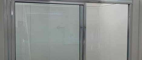 Douche, sèche-cheveux, serviettes fournies, savon