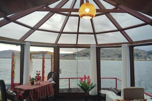Outdoor dining - Floating lodge on lake titikaka (Puno)