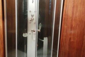 Bathroom - Floating lodge on lake titikaka (Puno)