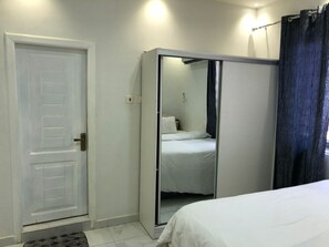 2 bedrooms, iron/ironing board, WiFi, bed sheets - Luxury Live Inn Accra- Ghana, Awoshie Anyaa Market. 2 mins from the main road. (Accra)