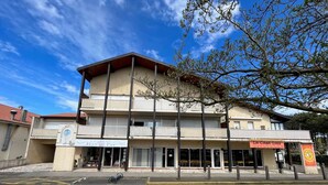 A multi-story building with a restaurant named 'La Casa Luis' on the ground floor. - 42m² apartment for 4 people (BISCARROSSE)