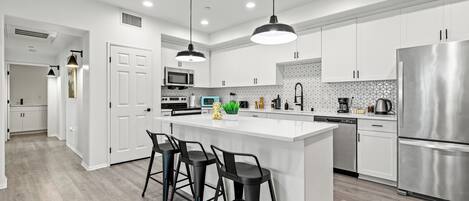 Kylskåp, mikrovågsugn, ugn och spishäll