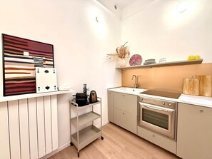 ثلاجة، ميكروويف، فرن، موقد طهي مسطح