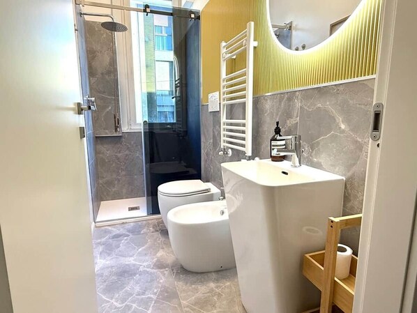 Hair dryer, towels, soap, toilet paper - Call Me Home - Navigli Apartment - Authentic Milanese Stay (Milano)