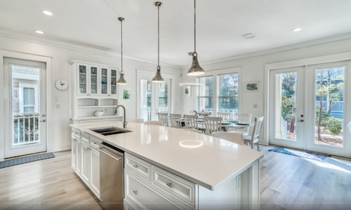 Just Add Water Luxury 5 Bedroom w/ Private Heated Pool, sleeps 18