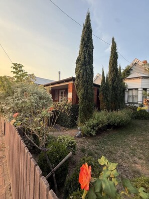 Exterior - Spacious 4-Bed Home in Central Tenterfield (Tenterfield)