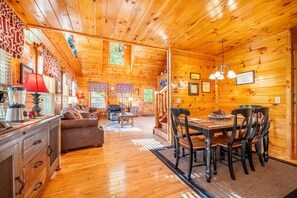 Dining - Makin' Memories - Hot Tub Soaks, Scenic Sips, Game Nights & Fireside Flicks (Sevierville)