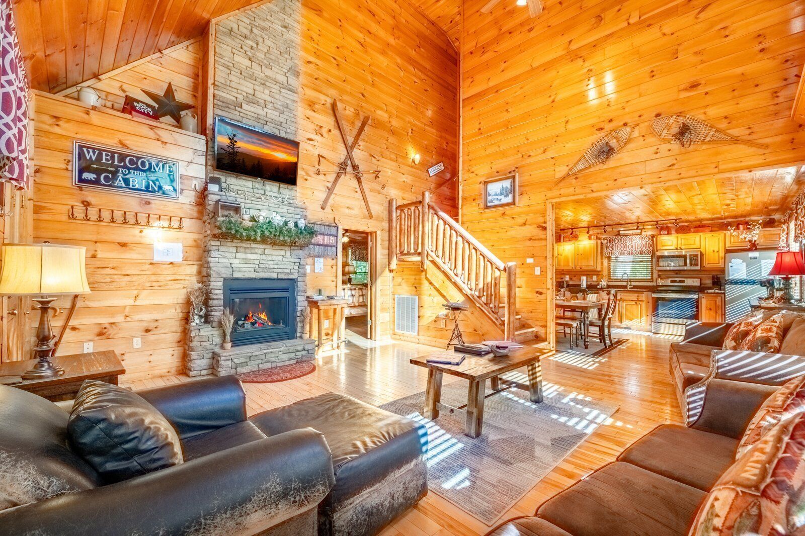 Televisie, een open haard, videospelletjes en een dvd-speler