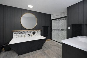 Douche, sèche-cheveux, serviettes fournies, shampoing
