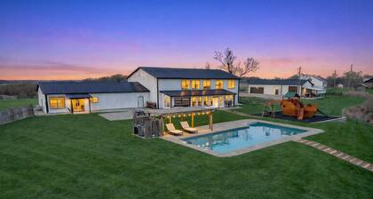 Pool | Sleeps 22 | Massive Game Room | Hot Tub | Fire Pit
