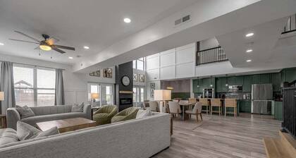 Pool | Sleeps 22 | Massive Game Room | Hot Tub | Fire Pit