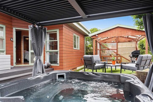 Cedar View | Close to Skyline & Zorb with Spa Pool