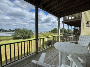 Outdoor dining - Calico Escape_Serene 2-bedroom Water View Townhome in Morehead City (Morehead City)