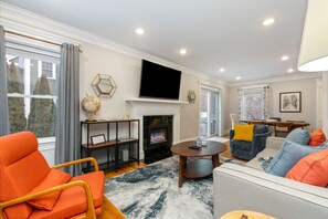 Living area - 15 Min to Boston, Spacious 5BR Retreat on Road with Office Space & Comfortable Beds (Stoneham)