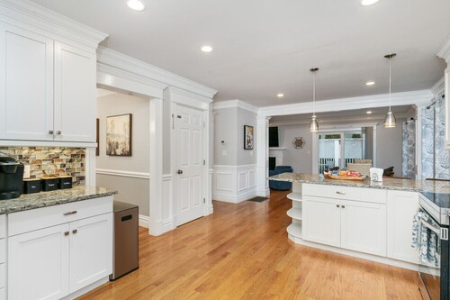 15 Min to Boston, Spacious 5BR Retreat with Office Space & Comfortable Beds