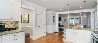 15 Min to Boston, Spacious 5BR Retreat with Office Space & Comfortable Beds