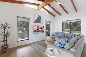 Smart TV, fireplace - Soak up Moreton bay waterviews from large rear deck (Amity Point)