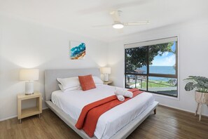 Free WiFi, bed sheets - Soak up Moreton bay waterviews from large rear deck (Amity Point)