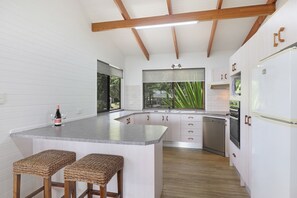 Fridge, microwave, oven, stovetop - Soak up Moreton bay waterviews from large rear deck (Amity Point)