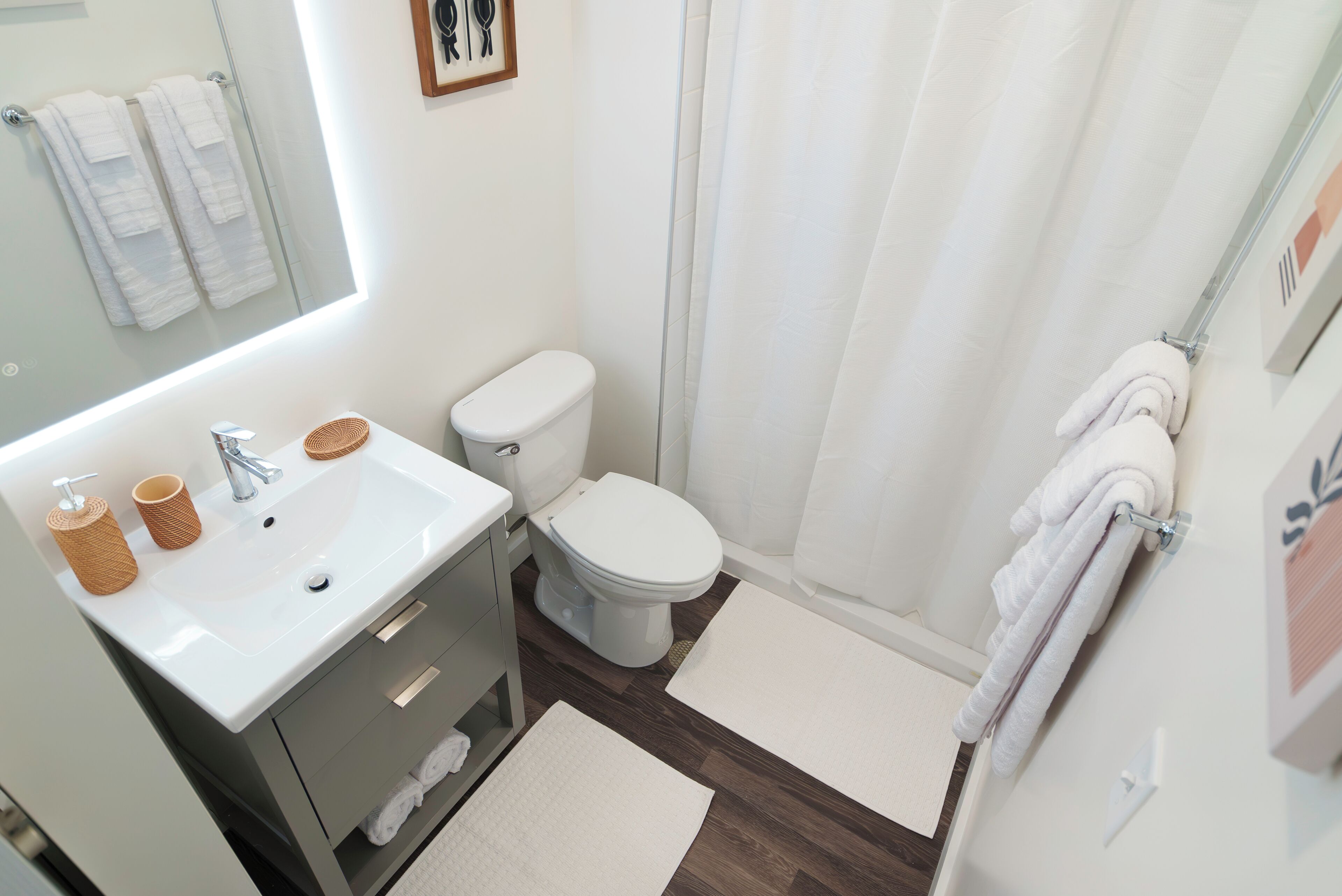 Ducha, artículos de tocador gratuitos, secador de pelo, toallas