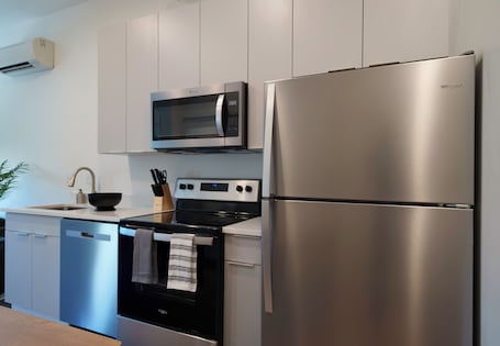 Suíte standard | Cozinha privada | Geladeira grande, micro-ondas, fogão, cooktop