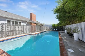 حمّام سباحة خارجي، حمّام سباحة مُدفَّأ