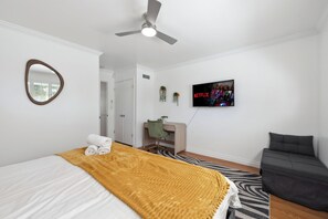 4 عدّة غرف نوم ومكتب ومكواة/لوح كي وسرير سفر